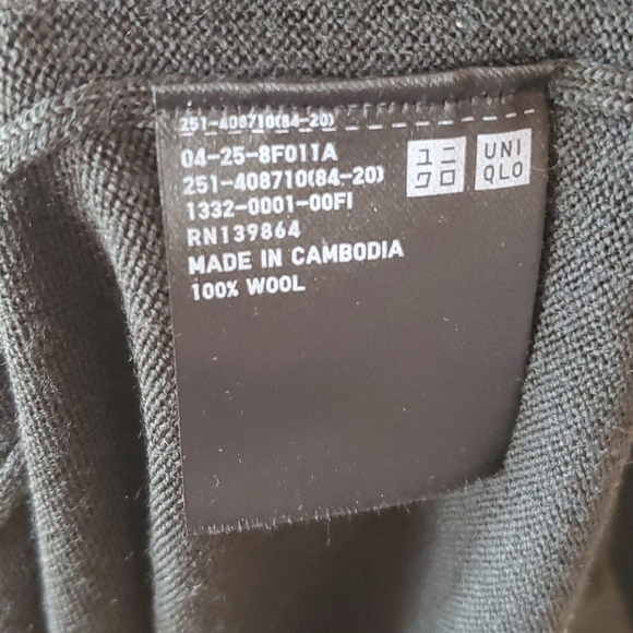 Uniqlo V Neck Wool sweater - Picture 3 of 3